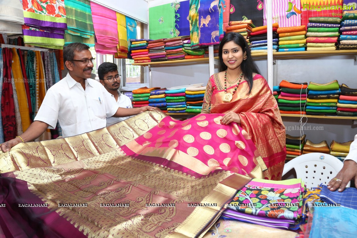 National Level Special Handloom - Silk Mark Expo 2018-19 Begins at Sri Sathya Sai Nigamagammam 