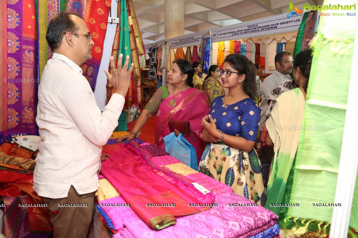 National Level Special Handloom - Silk Mark Expo 2018-19 Begins at Sri Sathya Sai Nigamagammam 