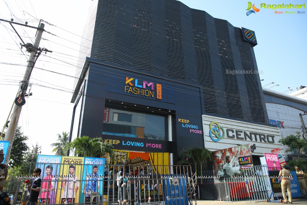 Vijaya Devarakonda Launches Festival Sale at KLM, Rajahmundry