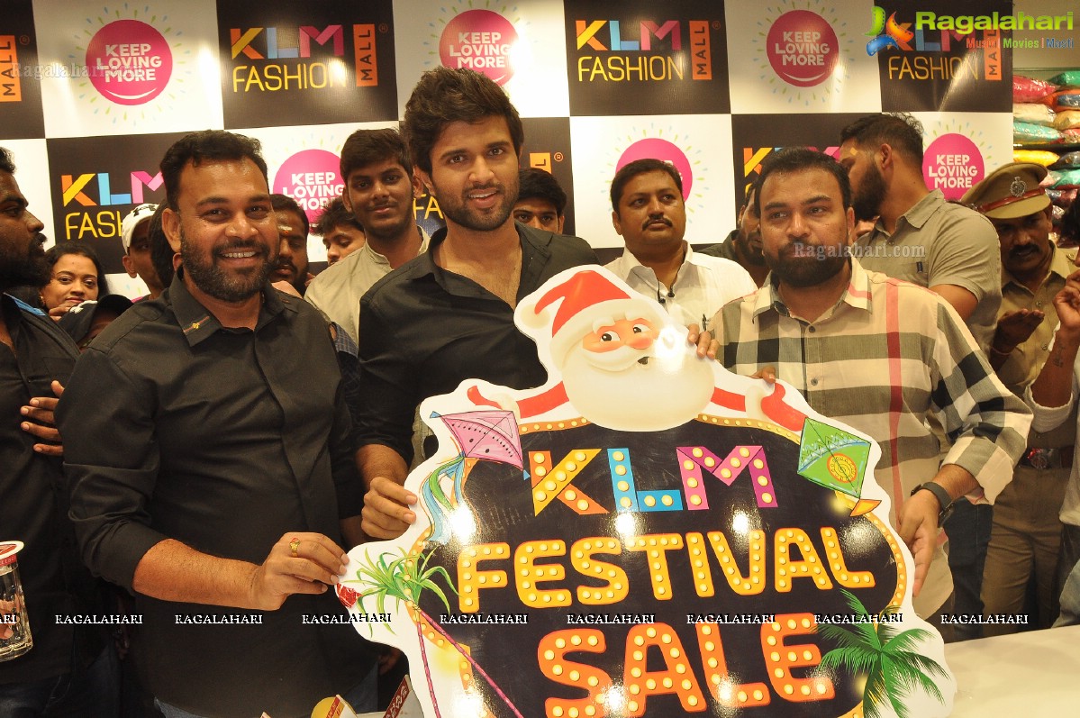 Vijaya Devarakonda Launches Festival Sale at KLM, Rajahmundry