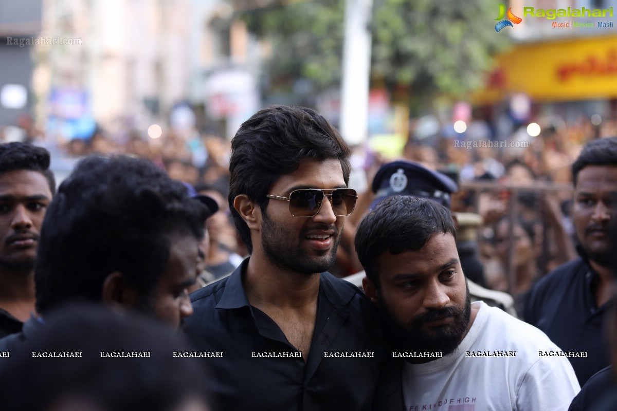 Vijaya Devarakonda Launches Festival Sale at KLM, Rajahmundry