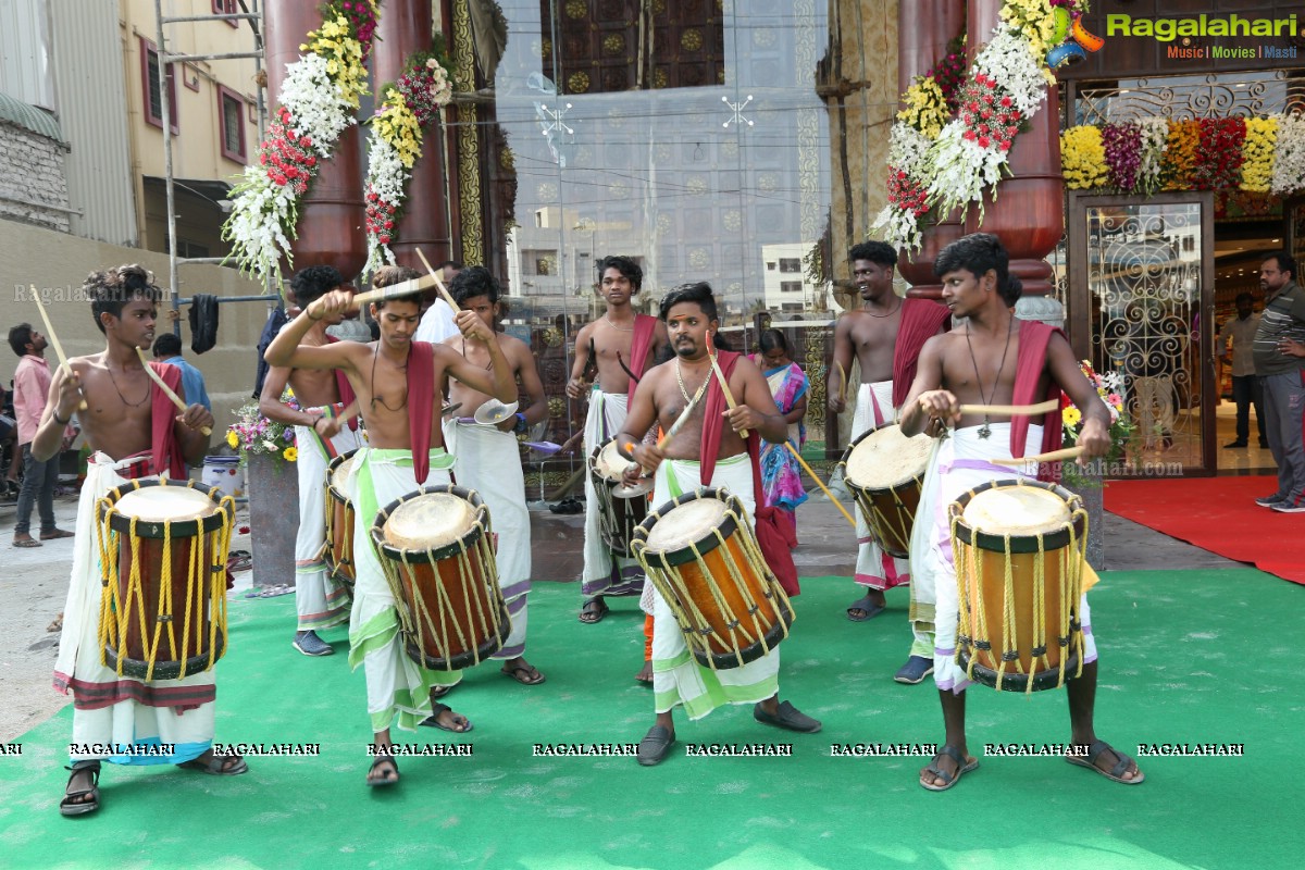 Anupama Parameswaran Inaugurates Kanchipuram VRK Silks at Vanasthalipuram, Hyderabad