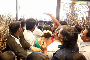Anupama Parameswaran Inaugurates Kanchipuram VRK Silks