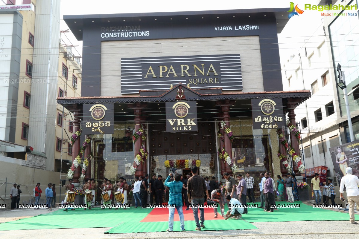 Anupama Parameswaran Inaugurates Kanchipuram VRK Silks at Vanasthalipuram, Hyderabad