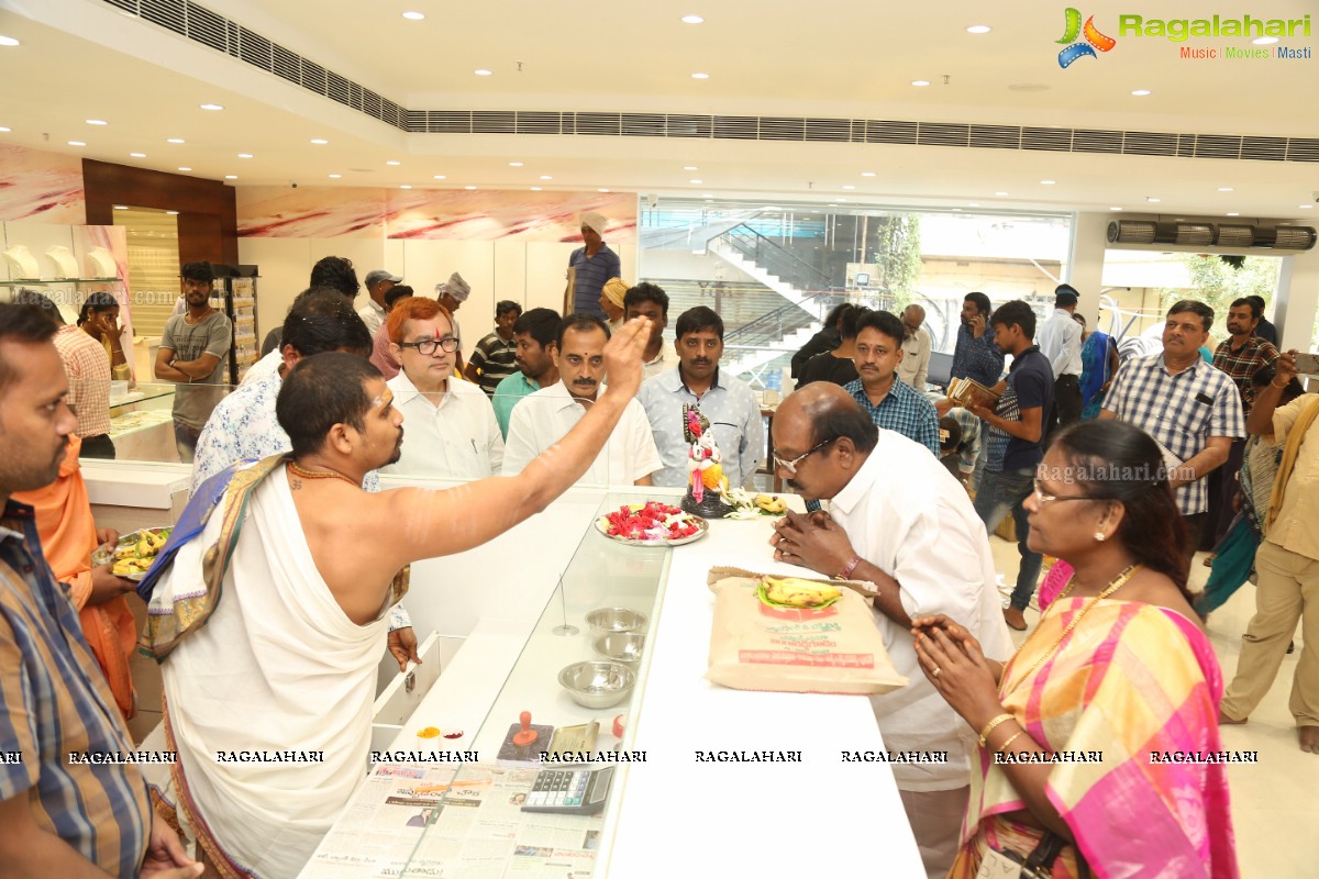 Nabha Natesh Launches Chandana Brothers Shopping Mall at Jangareddigudem In AP