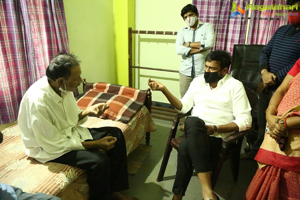 Chiranjeevi Meets Sr. Journalist Ram Mohan Naidu To Wish Him a Speedy Recovery