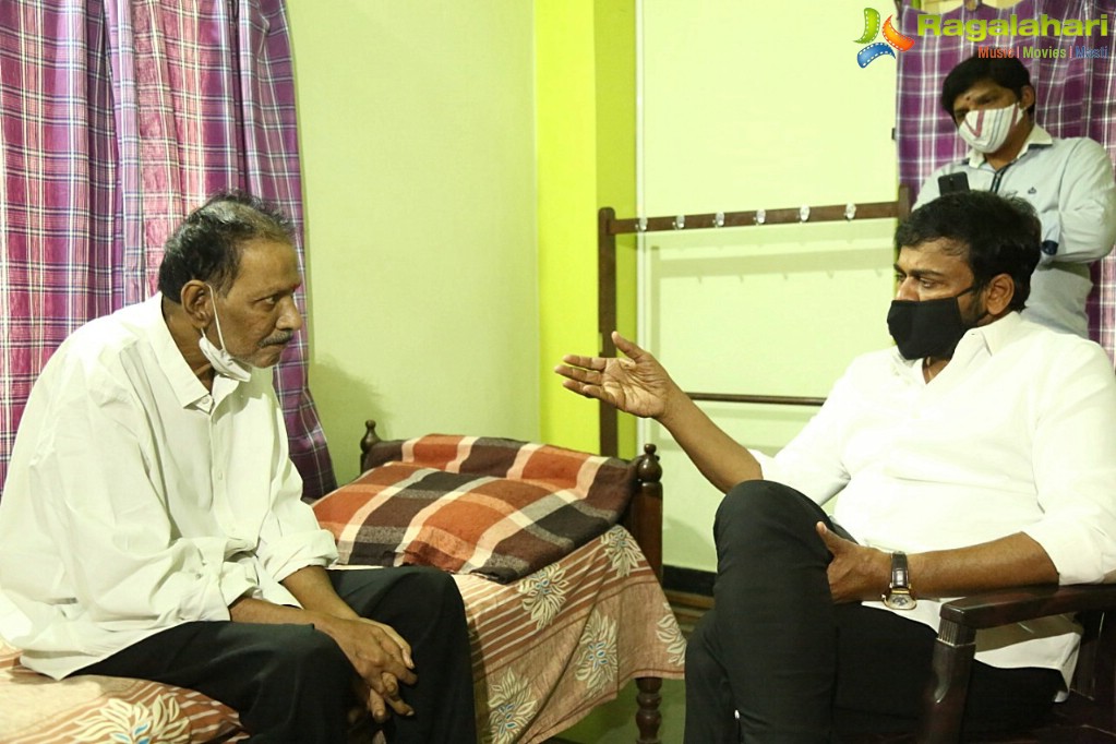 Chiranjeevi Meets Sr. Journalist Ram Mohan Naidu To Wish Him a Speedy Recovery