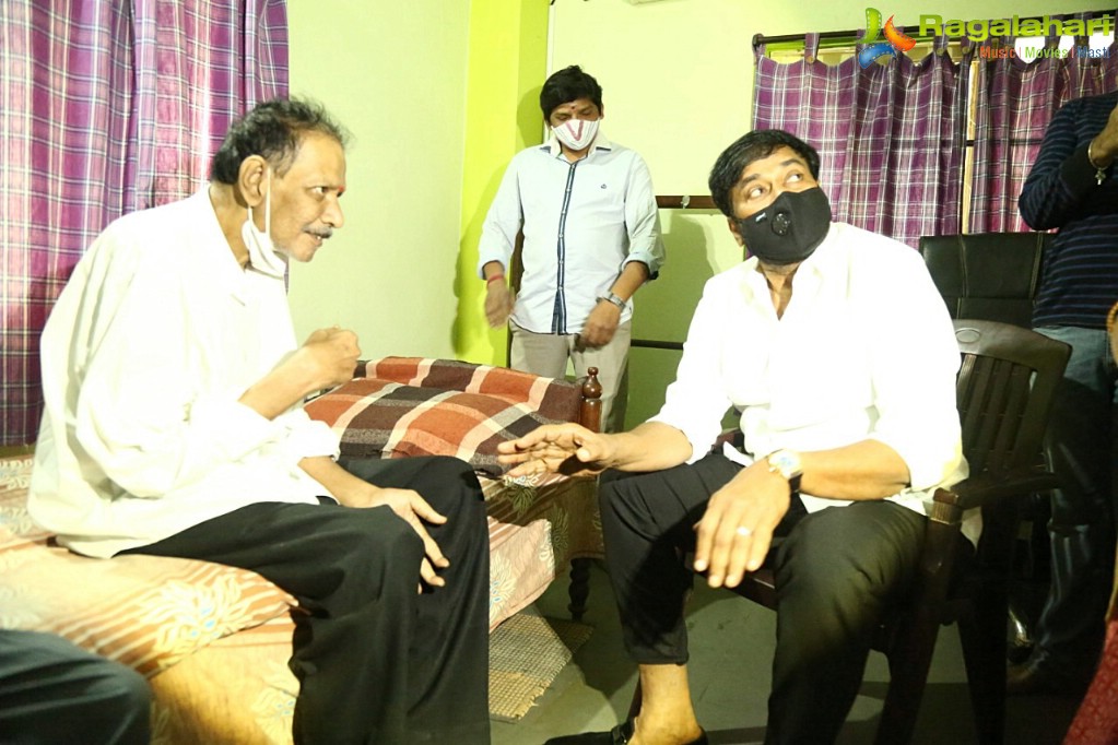 Chiranjeevi Meets Sr. Journalist Ram Mohan Naidu To Wish Him a Speedy Recovery
