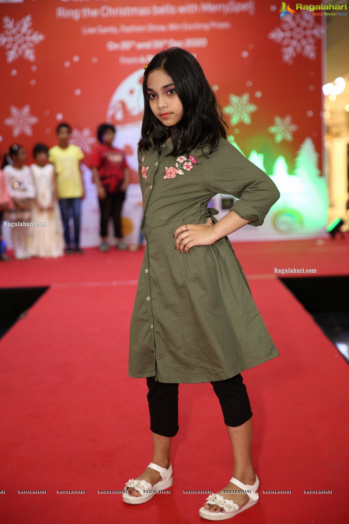 Hyderabad Bloggers.Com Fashion Show at City Center Mall