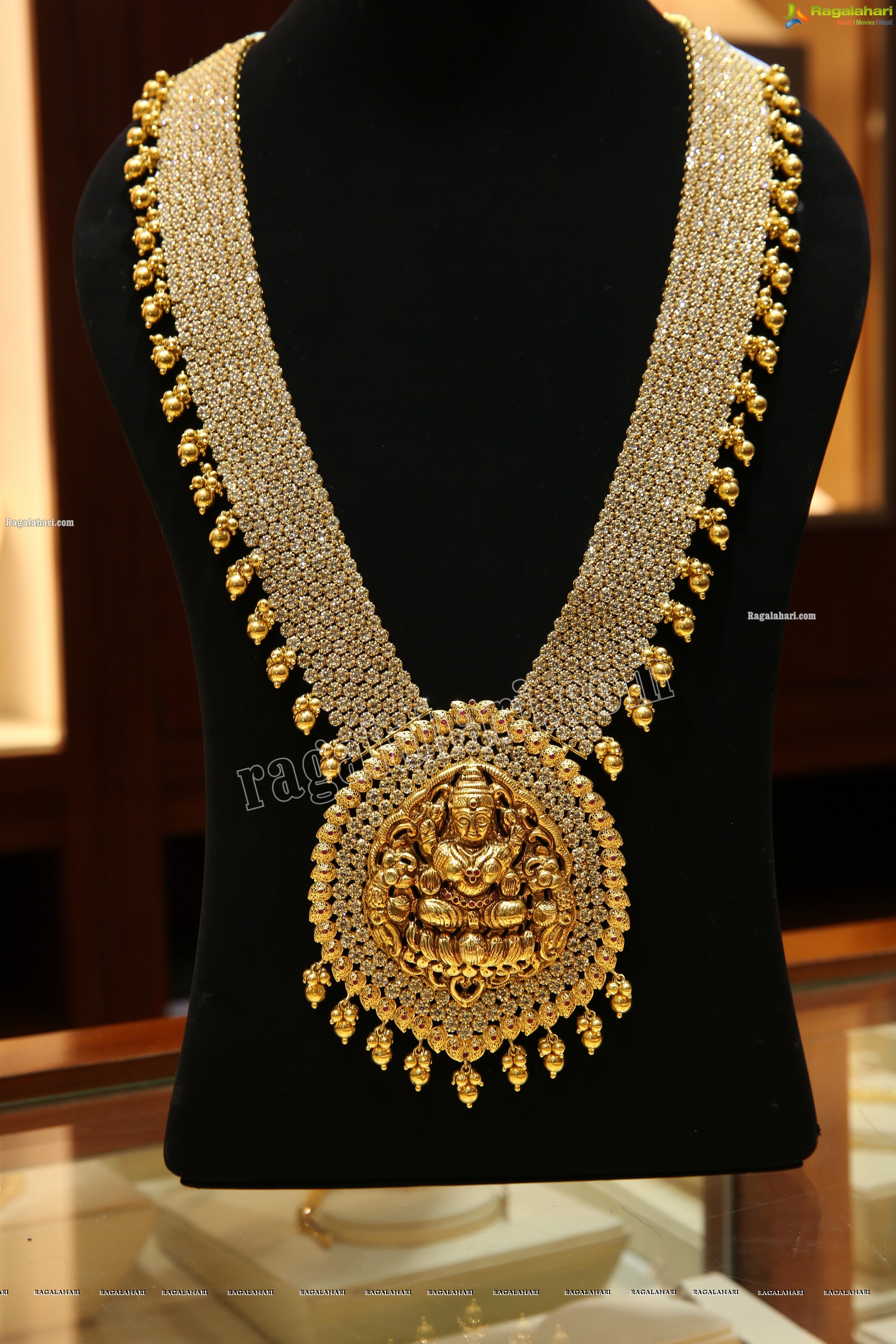 Malabar Gold & Diamonds Artistry Jewellery Showcase at Somajiguda Showroom