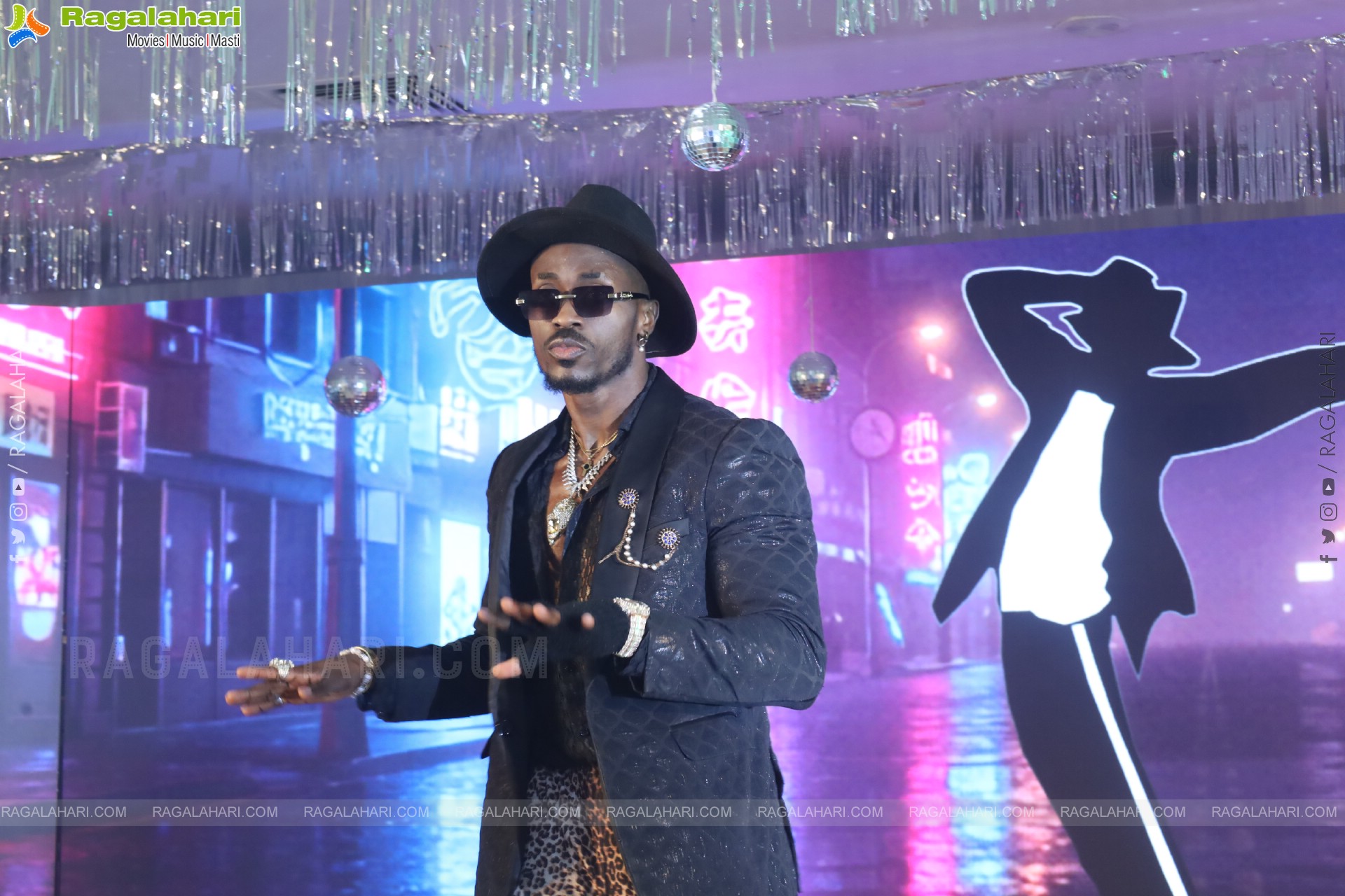 Lion Kiron Hosts a Grand Retro Edition-Themed K Party at Butta Convention