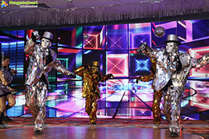 Lion Kiron Hosts a Grand Retro Edition-Themed K Party 