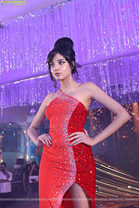 Lion Kiron Hosts a Grand Retro Edition-Themed K Party 