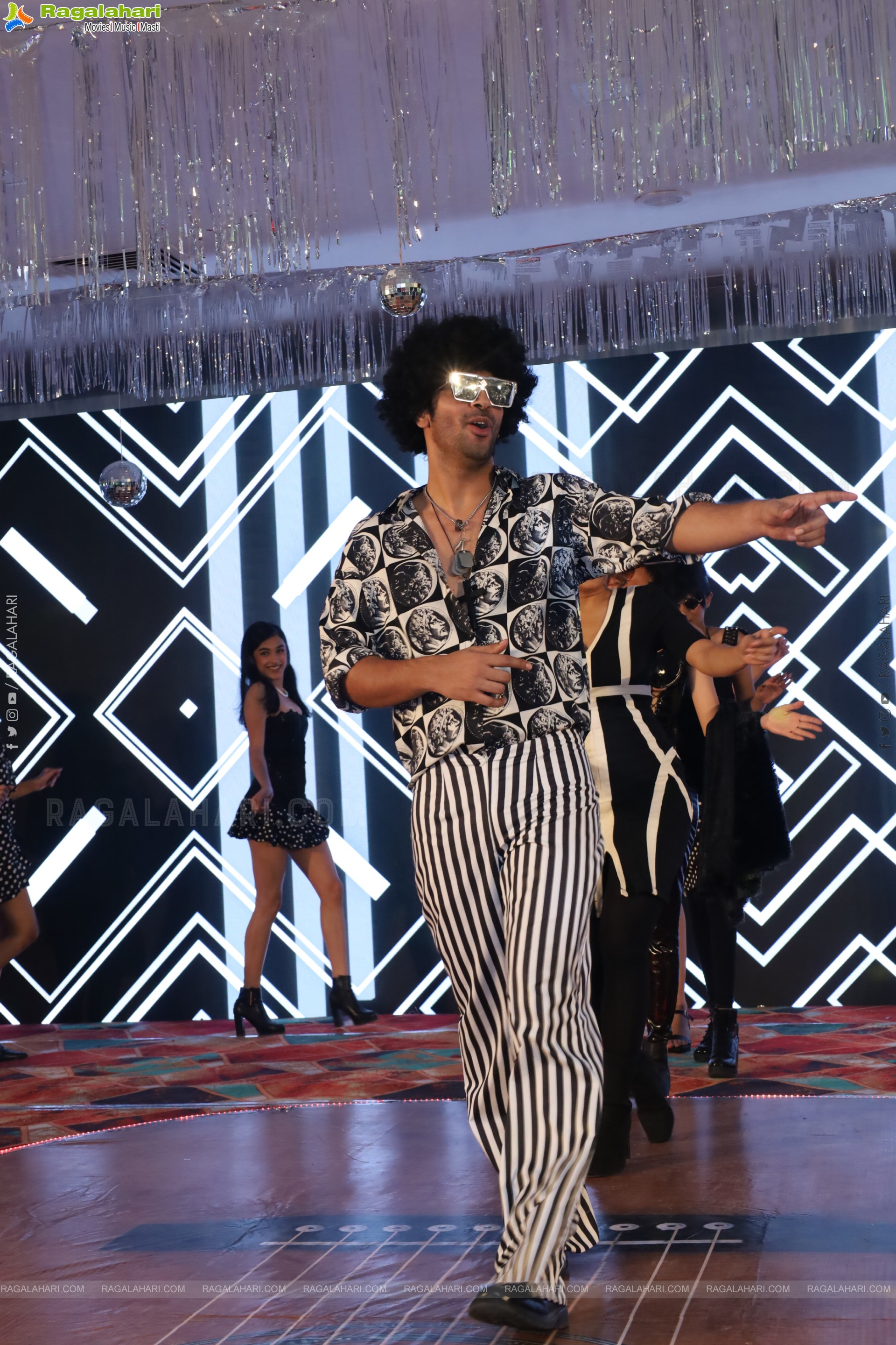 Lion Kiron Hosts a Grand Retro Edition-Themed K Party at Butta Convention