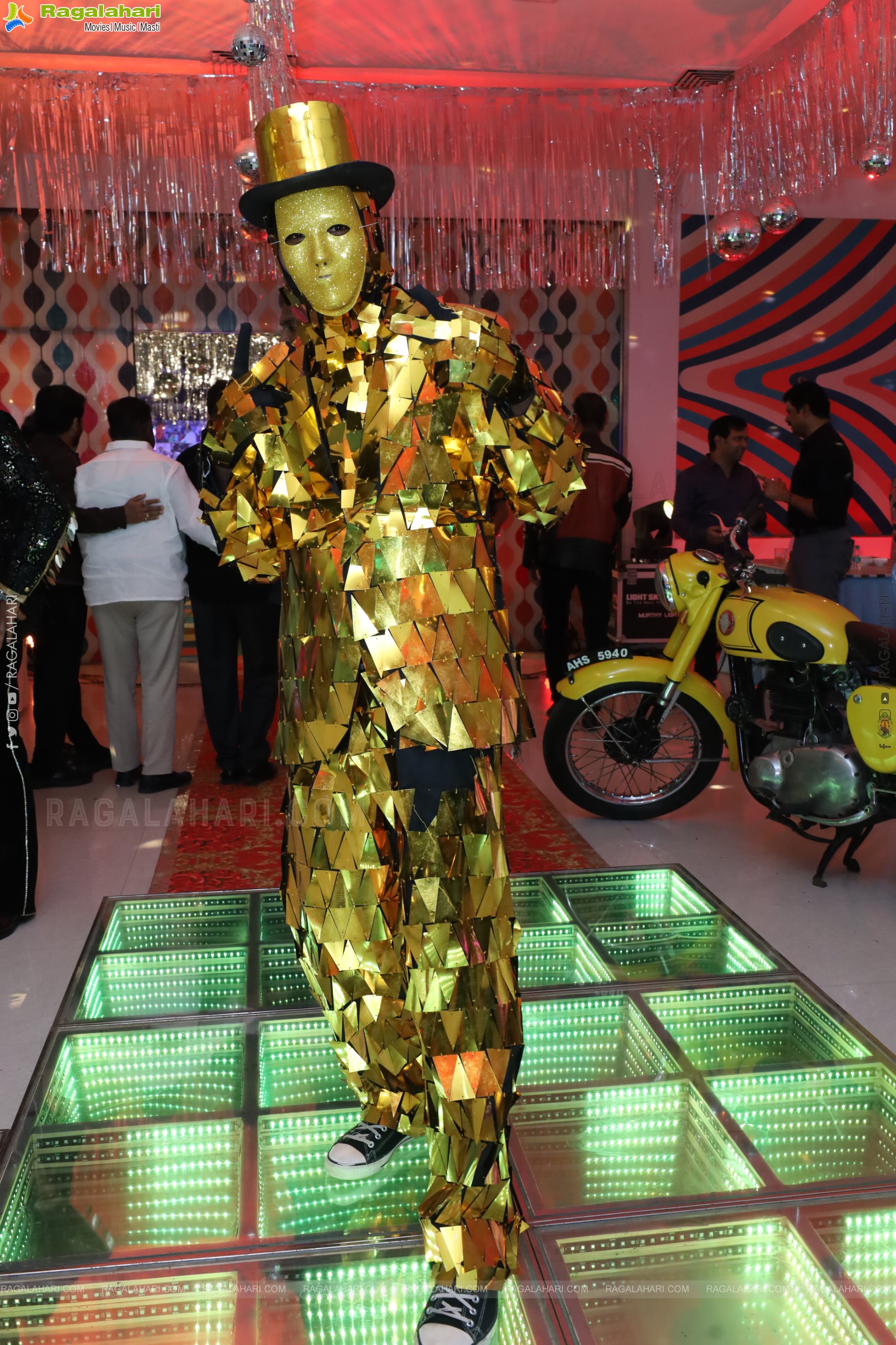 Lion Kiron Hosts a Grand Retro Edition-Themed K Party at Butta Convention