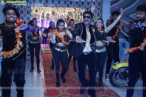 Lion Kiron Hosts a Grand Retro Edition-Themed K Party 