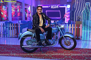 Lion Kiron Hosts a Grand Retro Edition-Themed K Party 