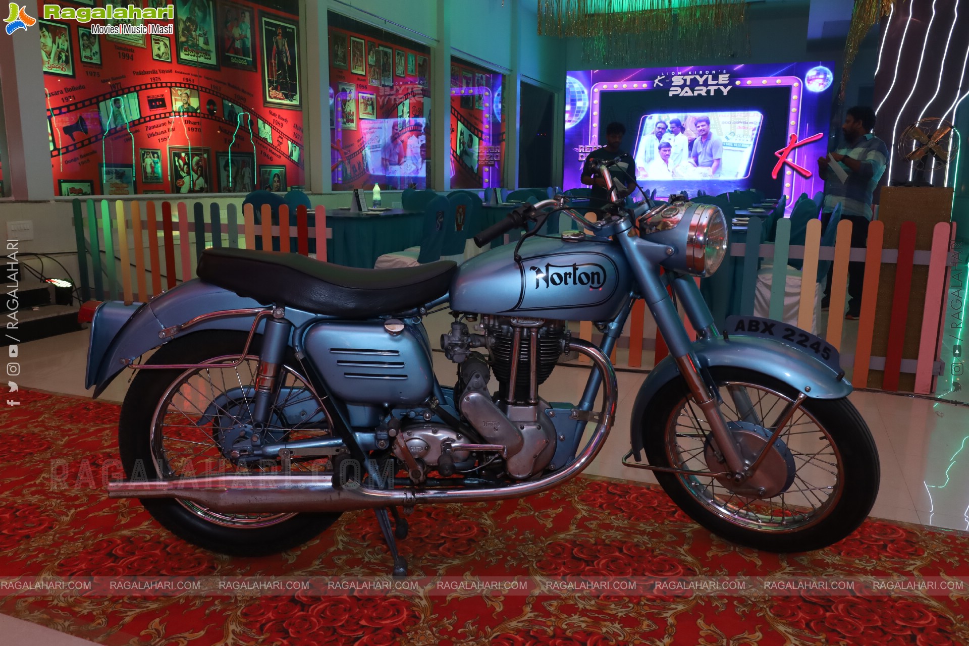 Lion Kiron Hosts a Grand Retro Edition-Themed K Party at Butta Convention