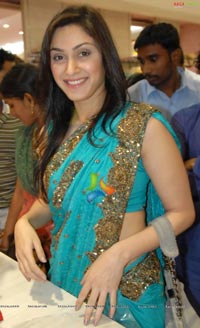 Manjari Fadnis at CMR Shopping Mall, Patny, Secunderabad