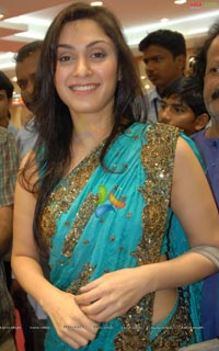 Manjari Fadnis at CMR Shopping Mall, Patny, Secunderabad