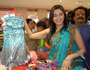 Manjari Fadnis at CMR Shopping Mall, Patny, Secunderabad