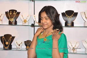 Vitika Launches Exhibition at Satya Sai Nigamagamam