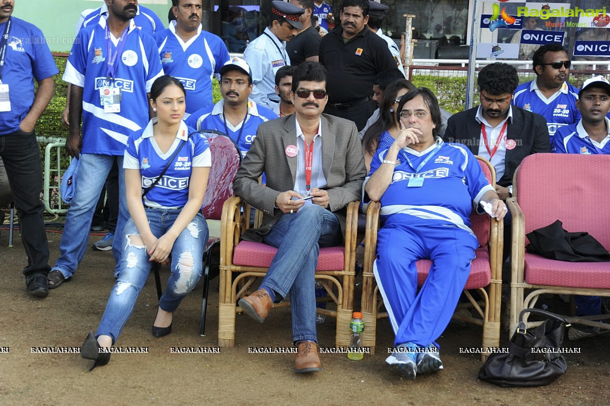 CCL 2012: Kerala Strikers Vs Karnataka Bulldozers