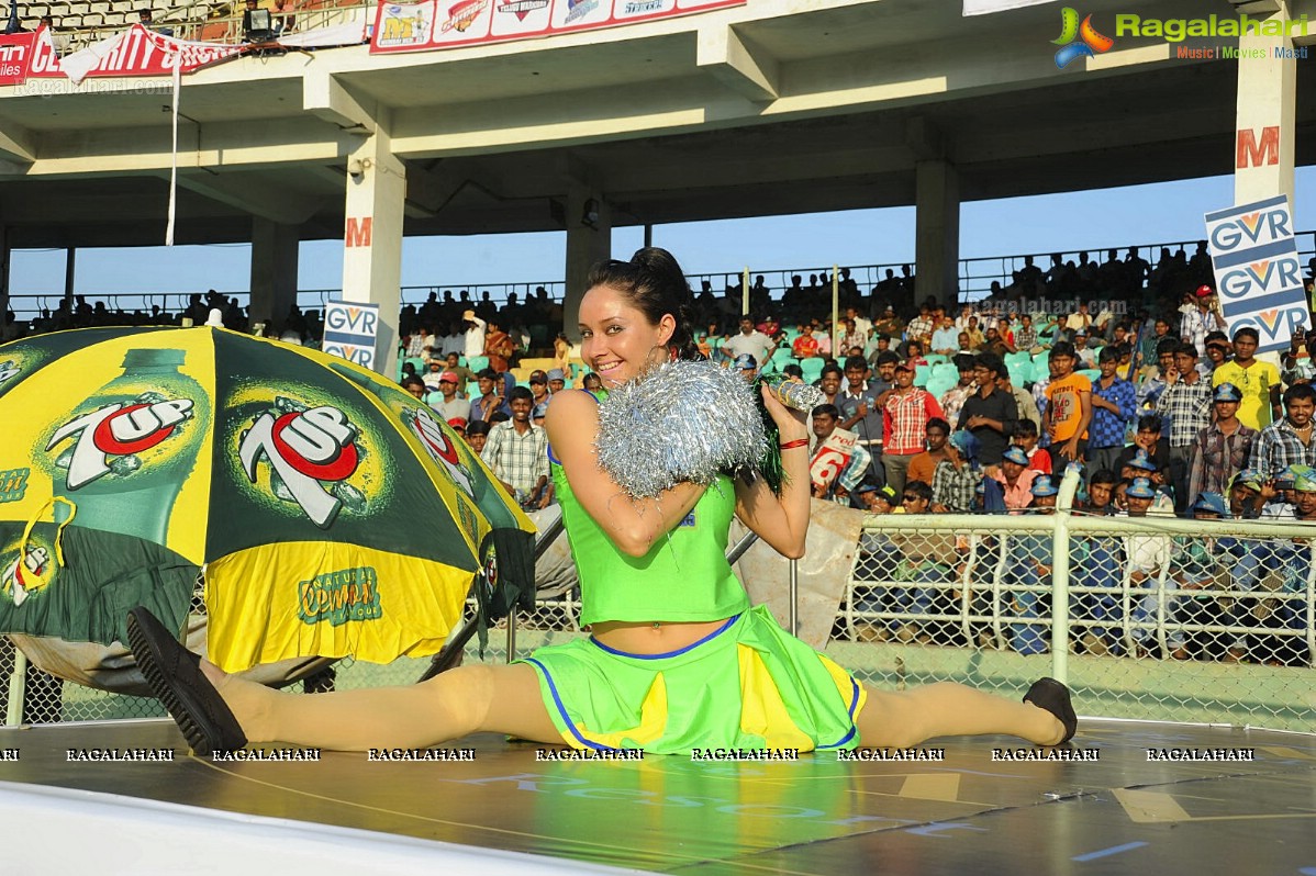 CCL 2012: Kerala Strikers Vs Karnataka Bulldozers