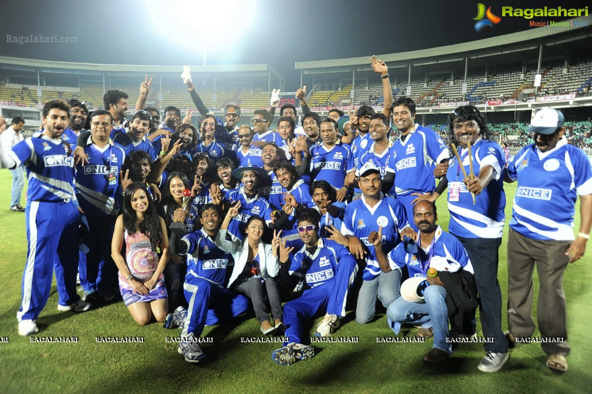 CCL 2012: Kerala Strikers Vs Karnataka Bulldozers