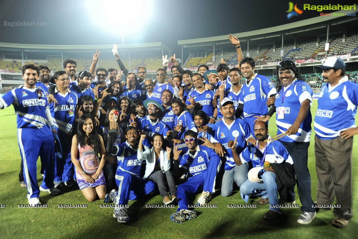 CCL 2012: Kerala Strikers Vs Karnataka Bulldozers