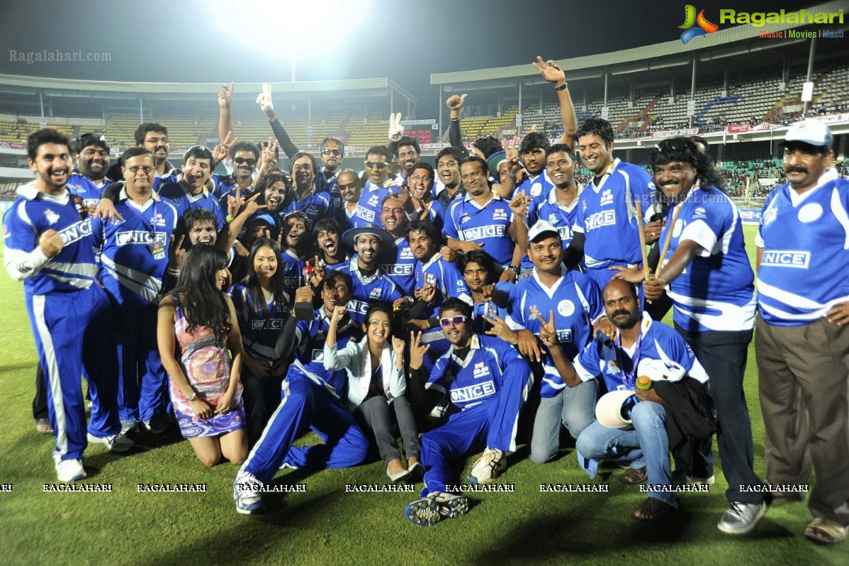 CCL 2012: Kerala Strikers Vs Karnataka Bulldozers