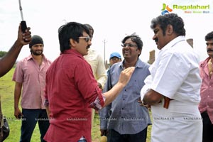 Nippu Working Stills