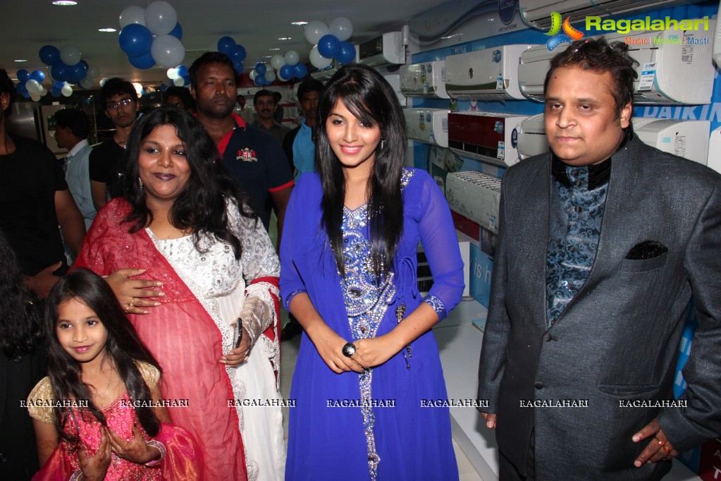 Anjali launches Yes Mart, Kukatpally, Hyderabad