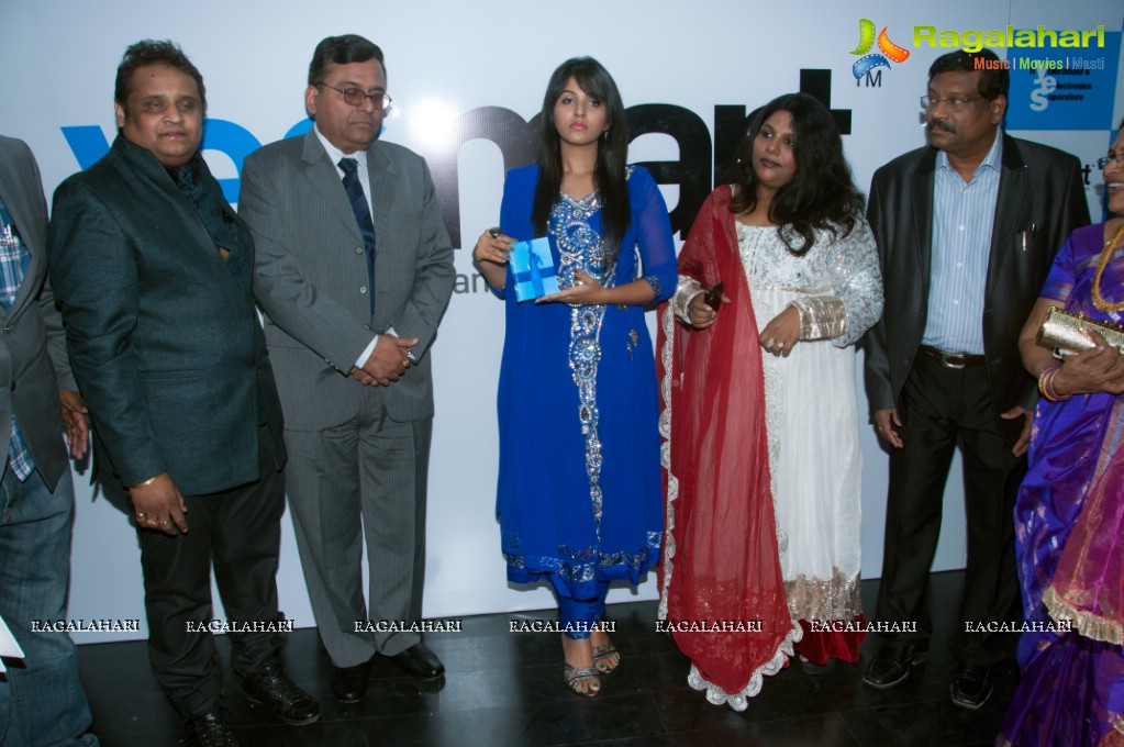 Anjali launches Yes Mart, Kukatpally, Hyderabad