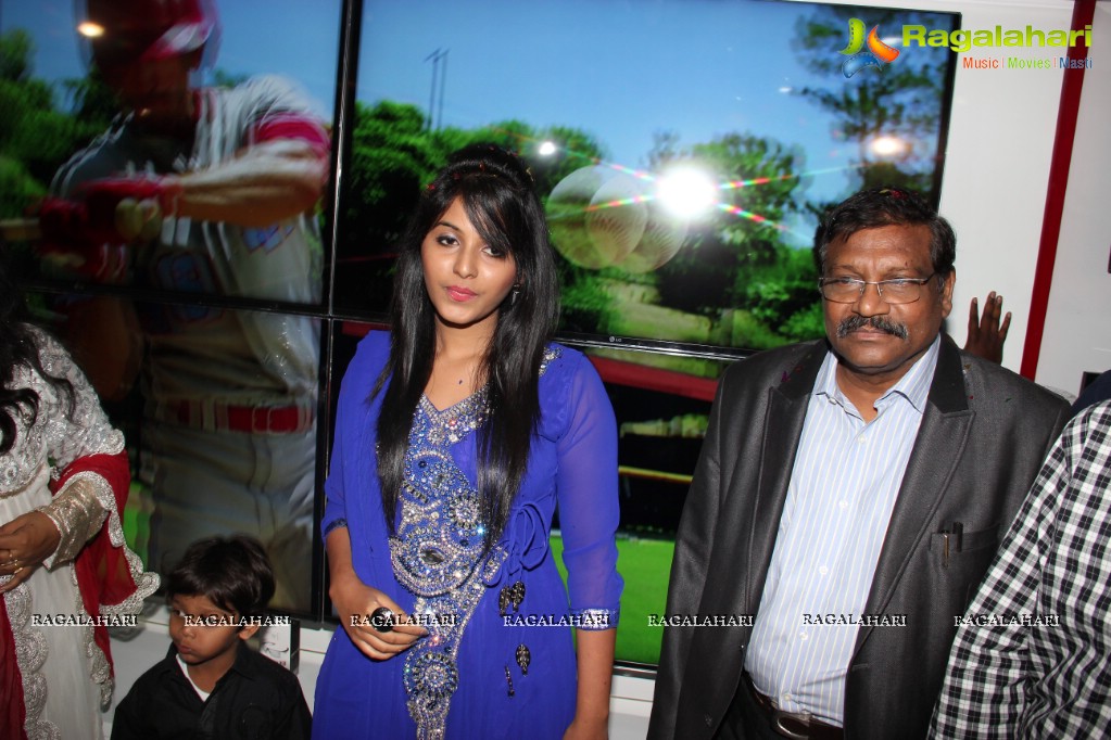 Anjali launches Yes Mart, Kukatpally, Hyderabad