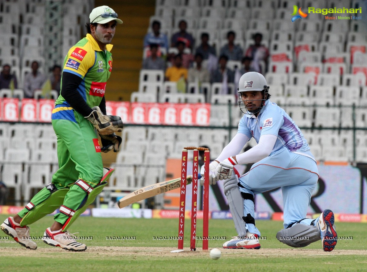 CCL 3: Kerala Strikers Vs Bhojpuri Dabanggs Match (Set 1)