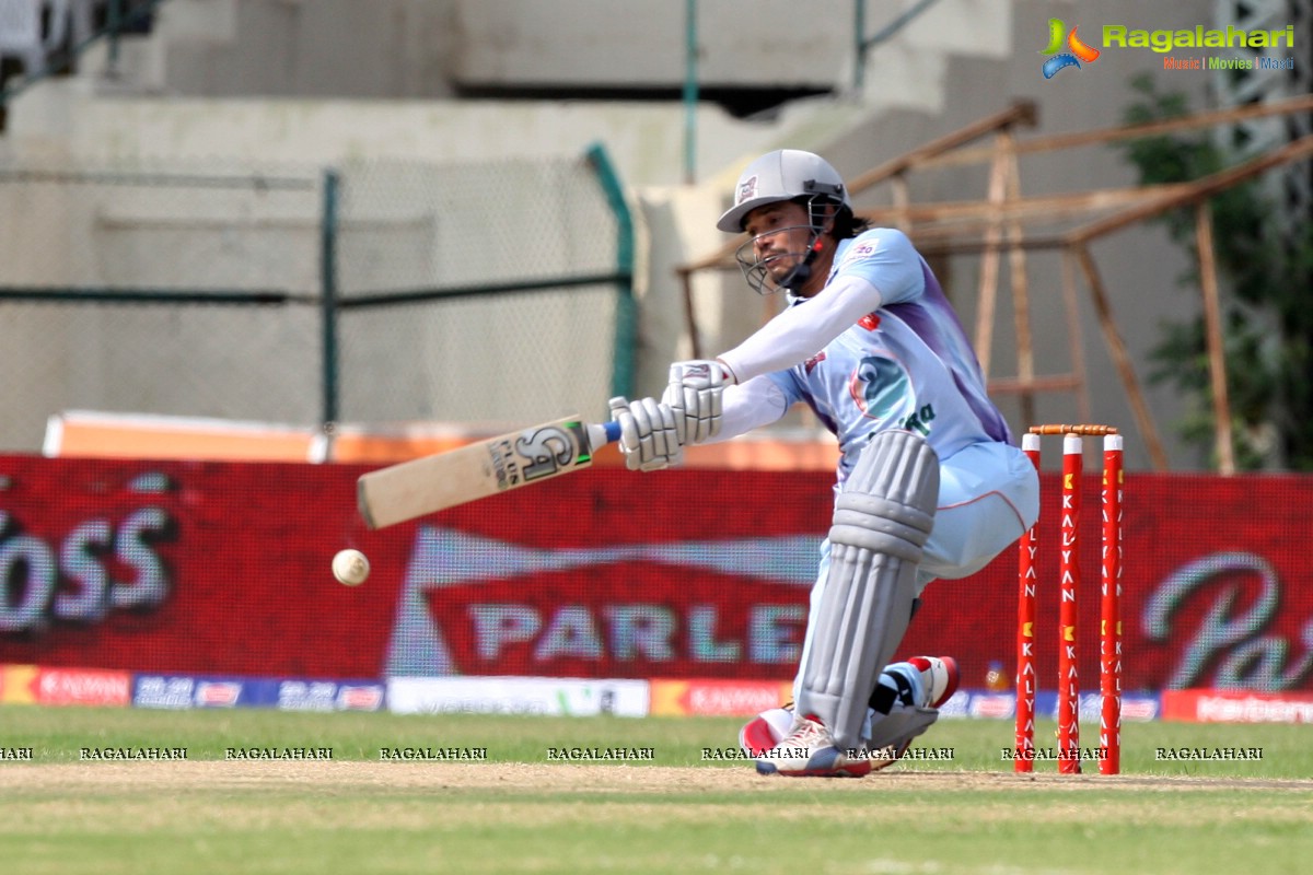 CCL 3: Kerala Strikers Vs Bhojpuri Dabanggs Match (Set 1)