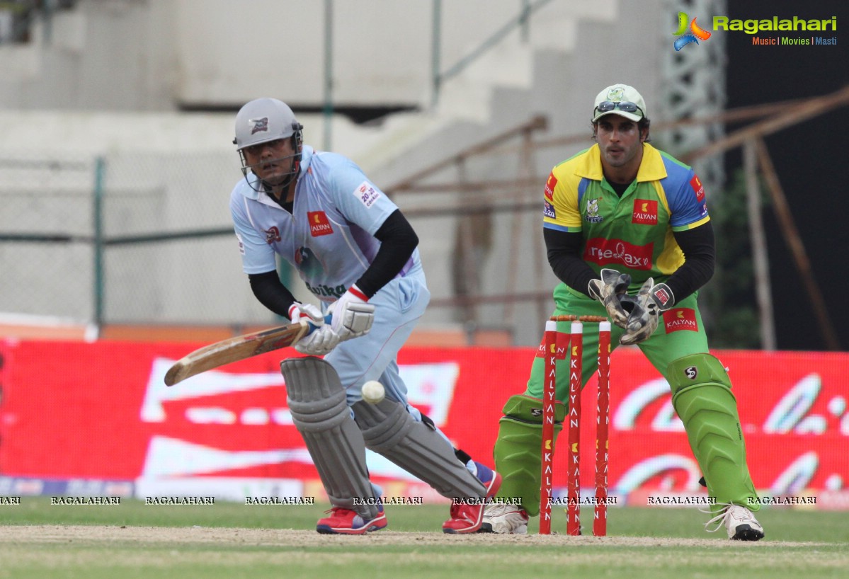 CCL 3: Kerala Strikers Vs Bhojpuri Dabanggs Match (Set 1)