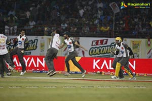 Kerala Strikers Vs Mumbai Heroes - Celebrity Cricket League