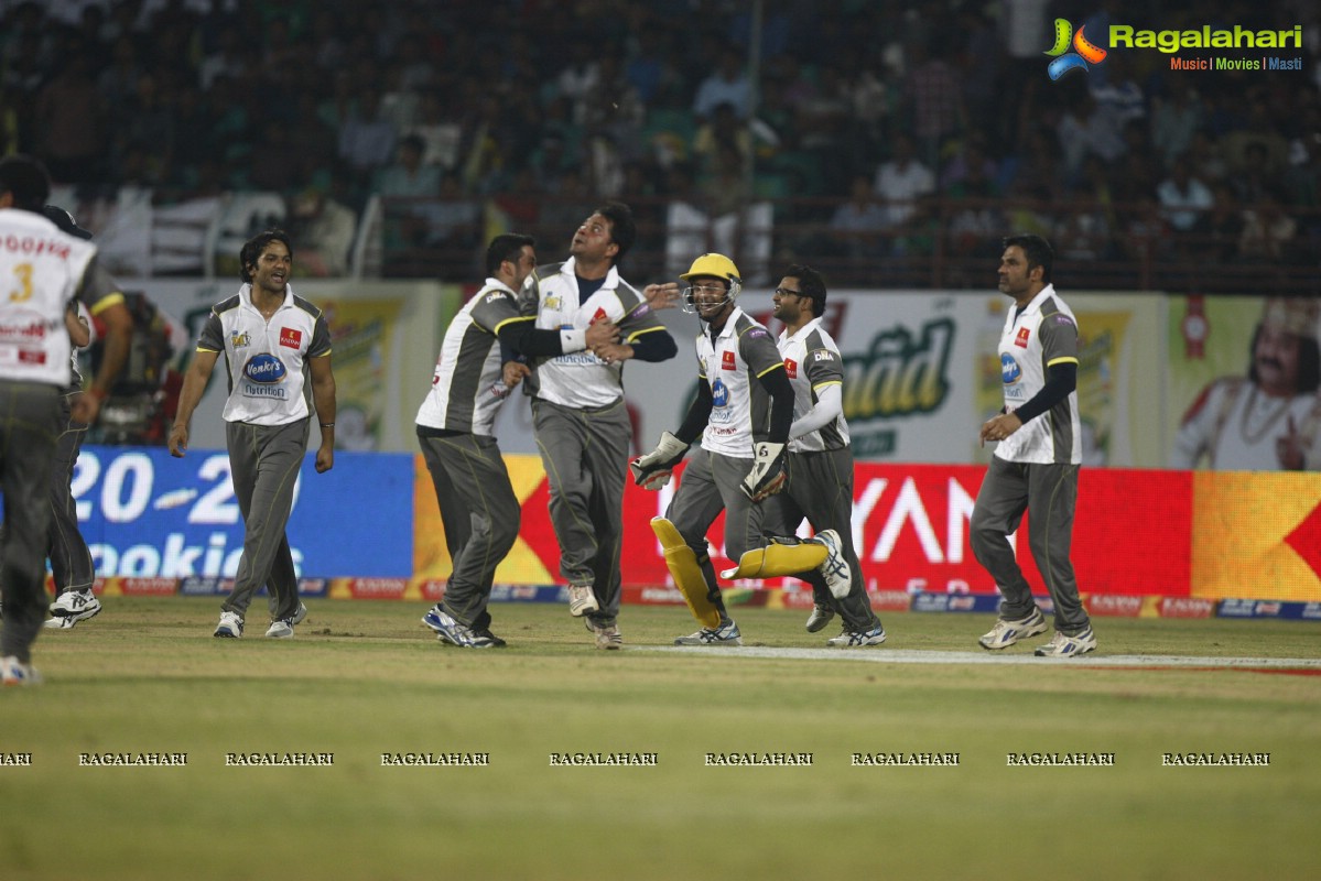 CCL 3: Kerala Strikers Vs Mumbai Heroes Match (Set 2)