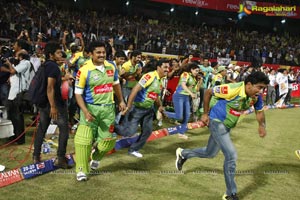 Kerala Strikers Vs Mumbai Heroes - Celebrity Cricket League