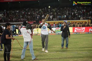 Kerala Strikers Vs Mumbai Heroes - Celebrity Cricket League