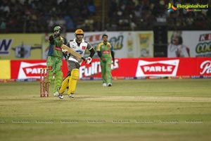 Kerala Strikers Vs Mumbai Heroes - Celebrity Cricket League