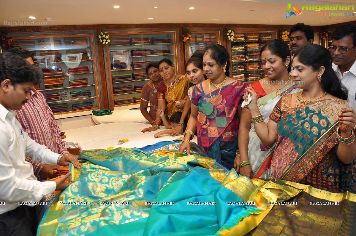 Sanjjanaa inaugurates Mangalya Saree Mandir at KPHB, Hyderabad