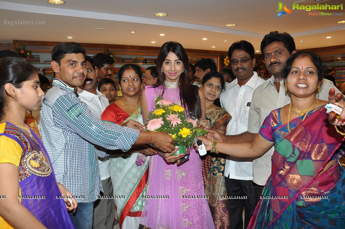 Sanjjanaa inaugurates Mangalya Saree Mandir at KPHB, Hyderabad