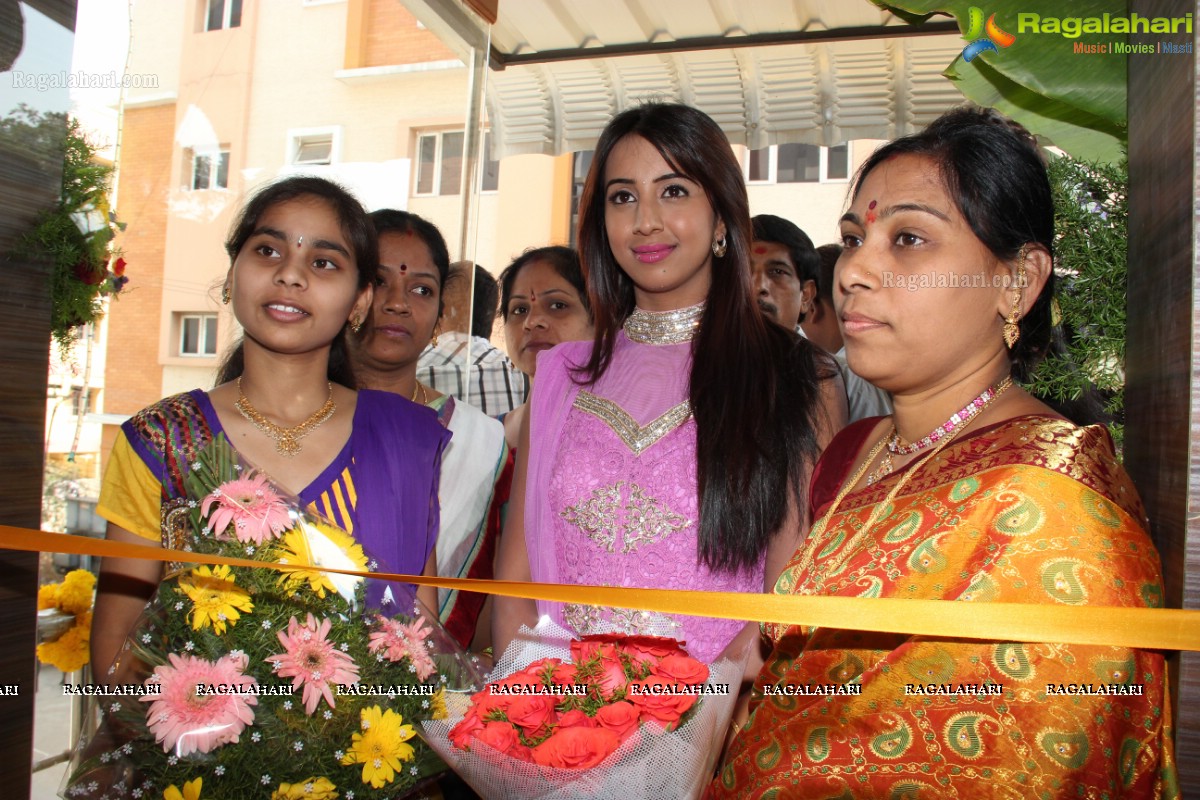 Sanjjanaa inaugurates Mangalya Saree Mandir at KPHB, Hyderabad