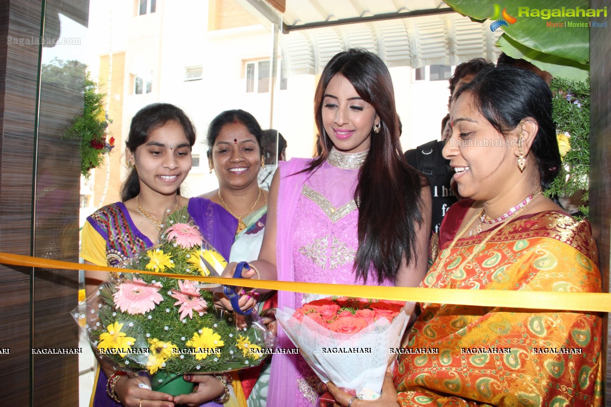 Sanjjanaa inaugurates Mangalya Saree Mandir at KPHB, Hyderabad