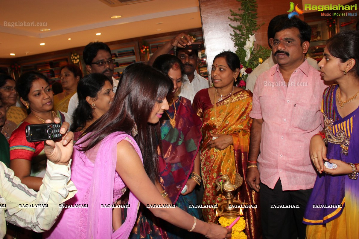 Sanjjanaa inaugurates Mangalya Saree Mandir at KPHB, Hyderabad