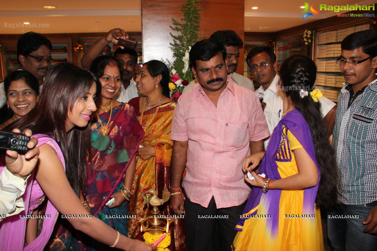 Sanjjanaa inaugurates Mangalya Saree Mandir at KPHB, Hyderabad