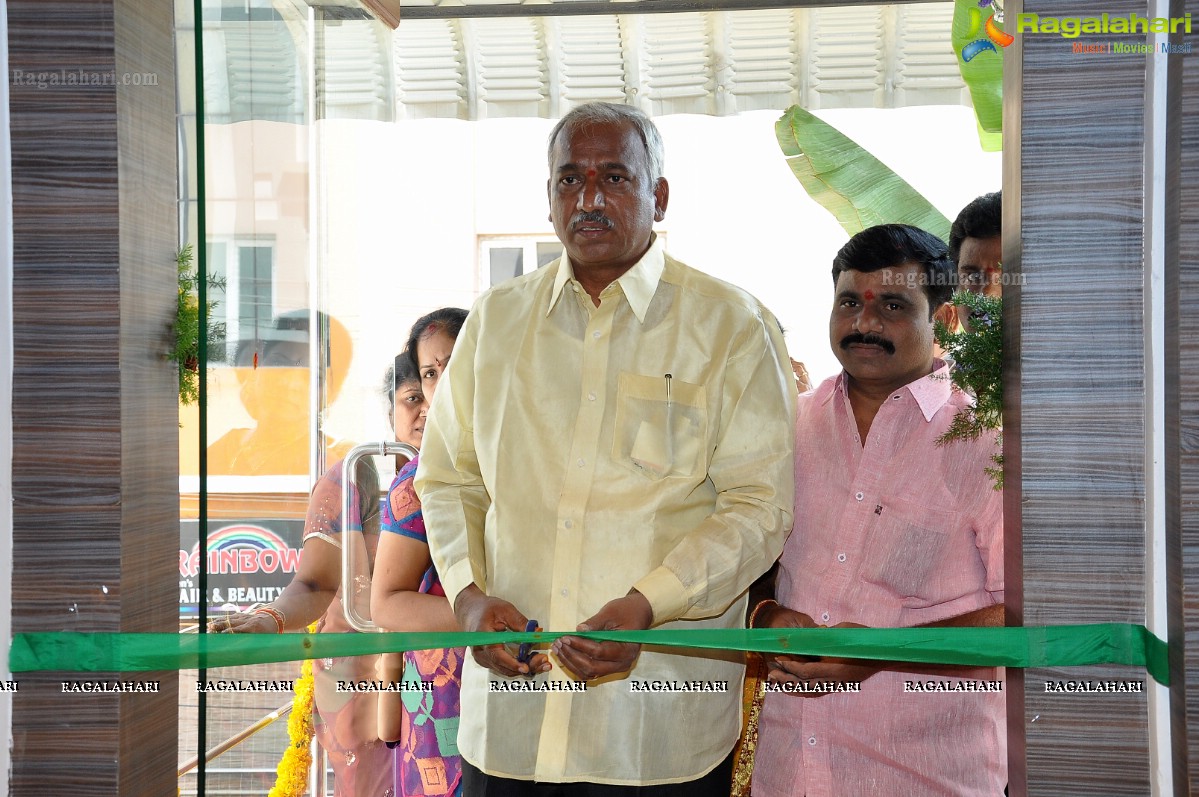 Sanjjanaa inaugurates Mangalya Saree Mandir at KPHB, Hyderabad